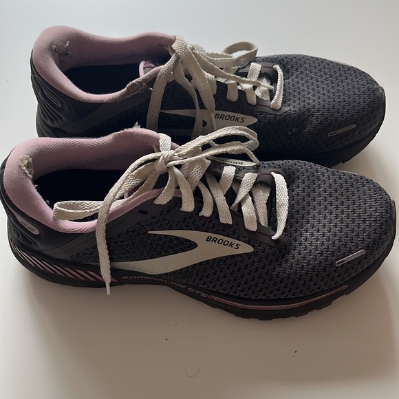 Brooks Adrenaline 22 in gray/lavender. Gently worn for walking only. SIZE 9 WIDE - Picture 3 of 8